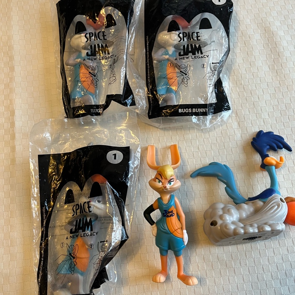 7 pictures vintage McDonald’s kids meal toys (31 toys)